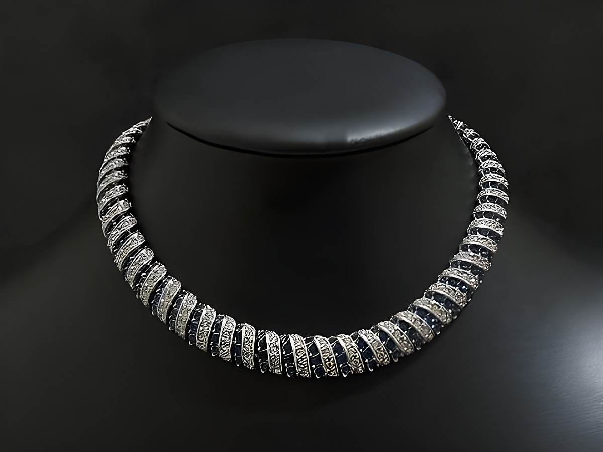 Pompöse Strass Kette in Blau mit einer Länge von 36,5 cm, silberfarbene Fassung, Hersteller Juwelier Harnisch, ideal für elegante Anlässe.