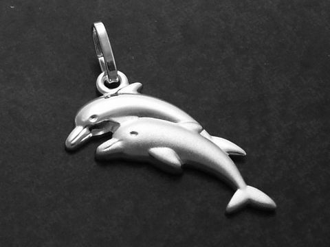 Delfinpärchen Anhänger aus teilmattiertem Sterling Silber, süß und kindgerecht, hergestellt von Juwelier Harnisch, ideal für Kinder.