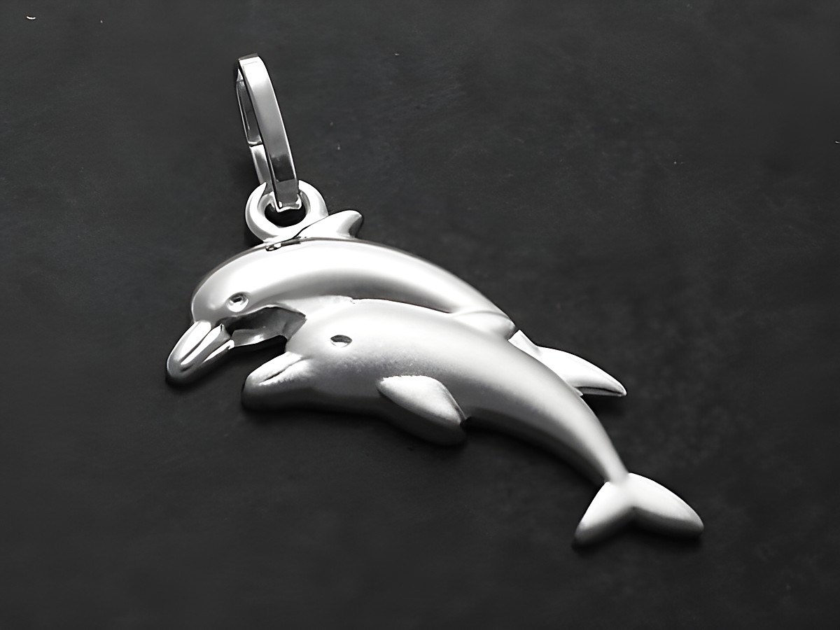 Delfinpärchen Anhänger aus teilmattiertem Sterling Silber, süß und kindgerecht, hergestellt von Juwelier Harnisch, ideal für Kinder.