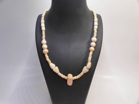 Holzkette Multiform 28 mm naturbraun 60 cm aus Holzschmuck, hergestellt von Juwelier Harnisch, zeigt eine stilvolle Anordnung unterschiedlicher Holzperlen in attraktiver Farbgebung.