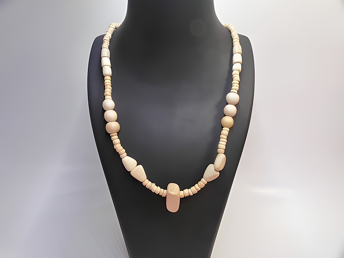 Holzkette Multiform 28 mm naturbraun 60 cm aus Holzschmuck, hergestellt von Juwelier Harnisch, zeigt eine stilvolle Anordnung unterschiedlicher Holzperlen in attraktiver Farbgebung.