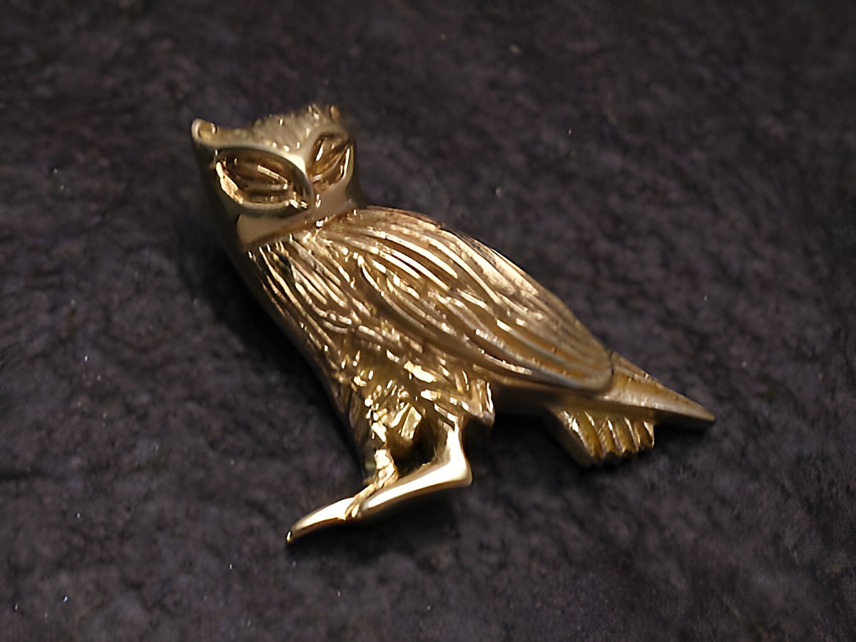 Eule Anhänger aus Silber vergoldet, stilvolles Design, präsentiert von Juwelier Harnisch, tierisches Motiv, ideal für stilvolle Akzente.
