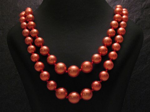 Zweireihige Kette runde Perlen neu rosa Hersteller Juwelier Harnisch Perlenketten elegante zierende Halskette auf schwarzem Hintergrund präsentiert.