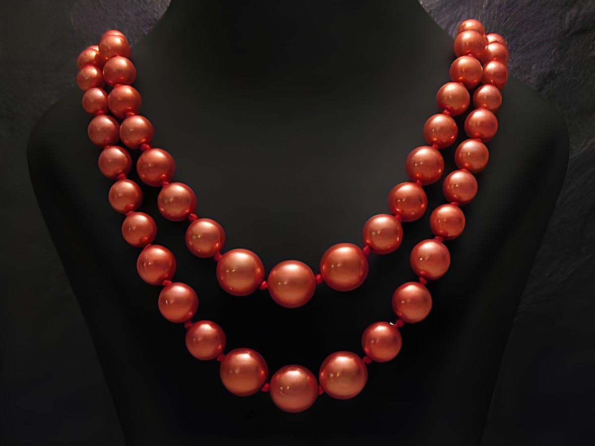 Zweireihige Kette runde Perlen neu rosa Hersteller Juwelier Harnisch Perlenketten elegante zierende Halskette auf schwarzem Hintergrund präsentiert.