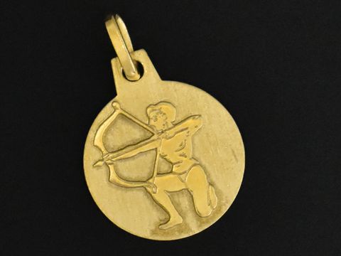Gold Anhänger mit dem Sternzeichen Schütze, 12 mm Durchmesser, zeigt einen Bogenschützen in stilisierter Form, gefertigt von Juwelier Harnisch. Ideal als symbolisches Schmuckstück.