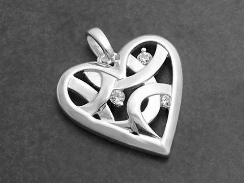 Designherz aus Sterling Silber mit Zirkonia, filigran gearbeitetes Herzmotiv mit offenen Mustern und funkelnden Steinen, bietet eleganten Schmuck für besondere Anlässe, Hersteller Juwelier Harnisch, Perlen und Steine.