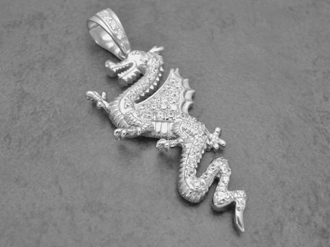Silber Anhänger in Form eines fantastischen Drachen mit weißem Kristall, hergestellt von Juwelier Harnisch, ideal für Tierliebhaber und Schmuckenthusiasten.