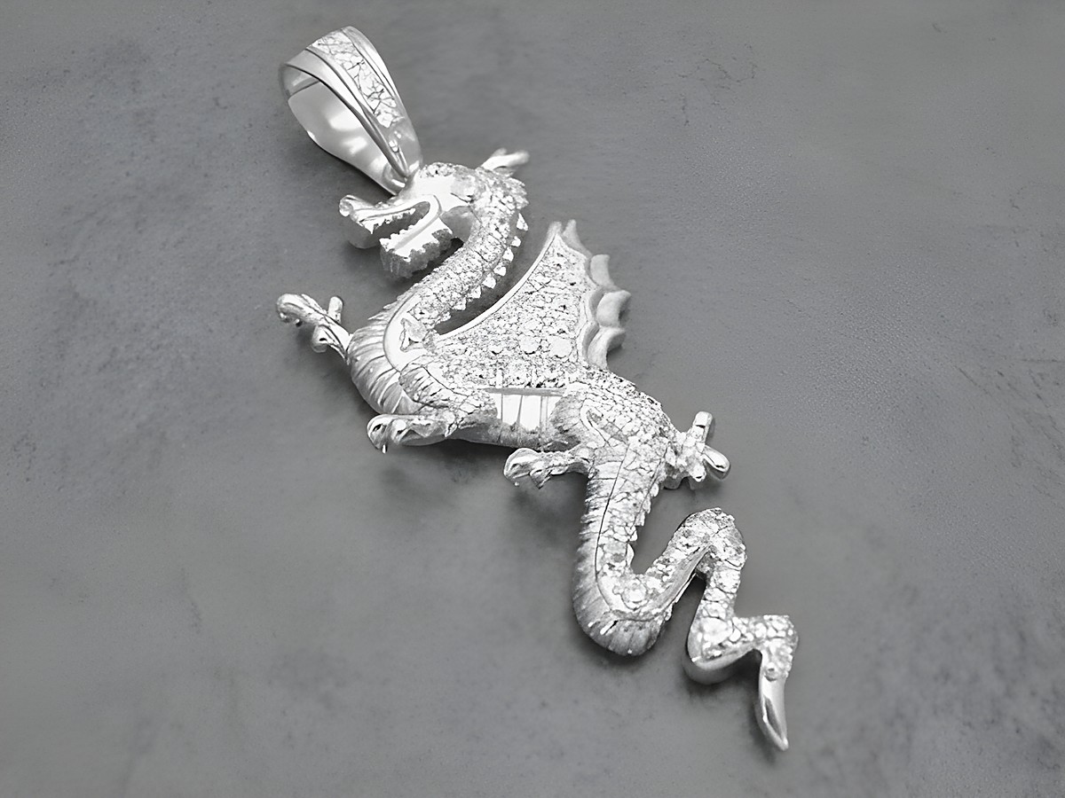 Silber Anhänger in Form eines fantastischen Drachen mit weißem Kristall, hergestellt von Juwelier Harnisch, ideal für Tierliebhaber und Schmuckenthusiasten.