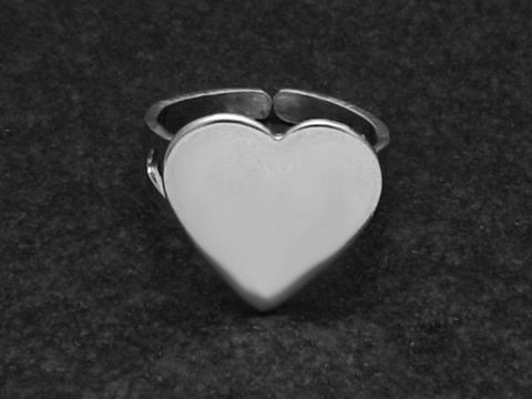 Silberring in Herzform, glatt, in wenig verstellbarer Größe, Hersteller: Juwelier Harnisch, ohne Stein, auf schwarzem Hintergrund abgebildet.