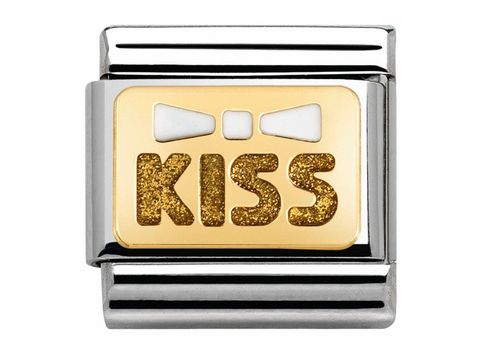 Classic Anhänger mit goldfarbener Emaille und KISS Schriftzug, verziert mit einer weißen Schleife, gefertigt von Nomination, ideal für stilvolle Akzente.
