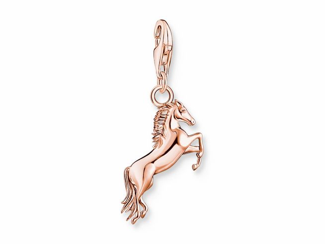 Charm-Anhänger von Thomas Sabo aus Sterling Silber vergoldet in Roségold, darstellt ein Pferd in aufrechter Position, ideal für Tierliebhaber und als Schmuckstück für jede Gelegenheit.