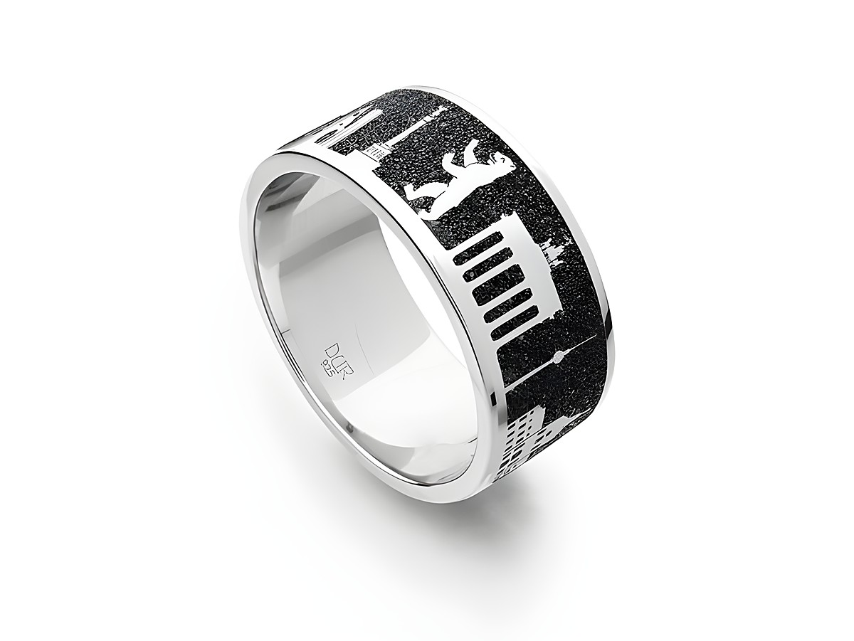 DUR Lavasand Ring Nachtring Berlin aus Sterling Silber mit einer Breite von 58 mm, zeigt stilisierte Berliner Wahrzeichen auf schwarzem Lavasand-Hintergrund.