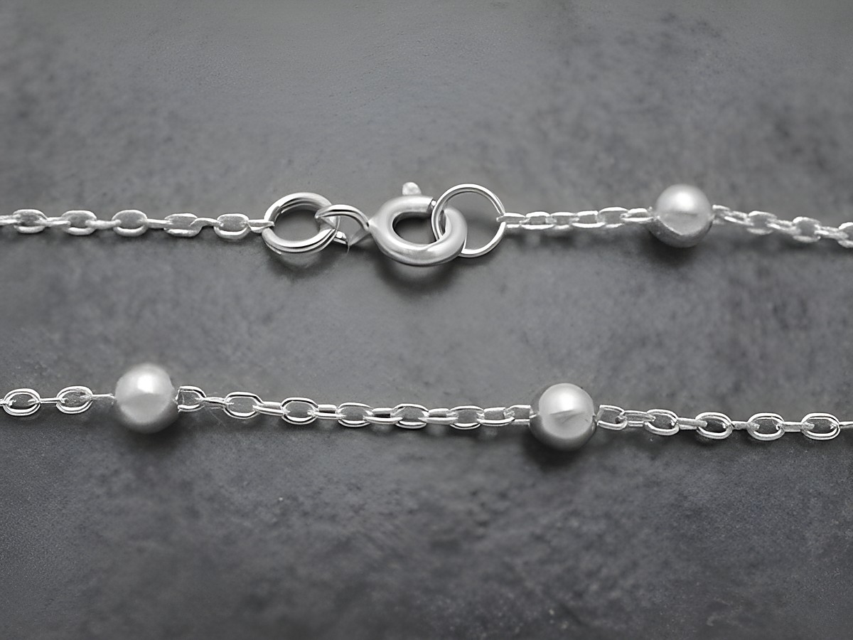 Kugelkette aus 4 mm Kugelkettchen in Silber, 24 cm lang, mit einem klassischen Federringverschluss, hergestellt von Juwelier Harnisch, ideal als Fußkettchen.