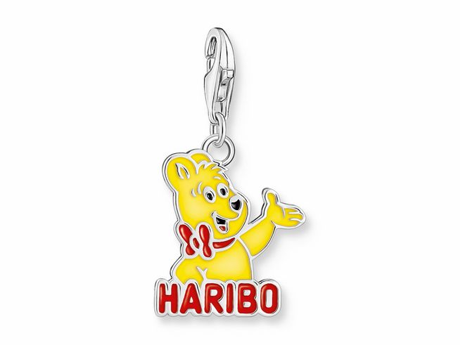 Charm-Anhänger in Form eines lächelnden gelben HARIBO Goldbären mit rotem Angebot. Der Anhänger ist aus Silber und Kaltemail gefertigt, mehrfarbig gestaltet und ideal für modische Akzente.