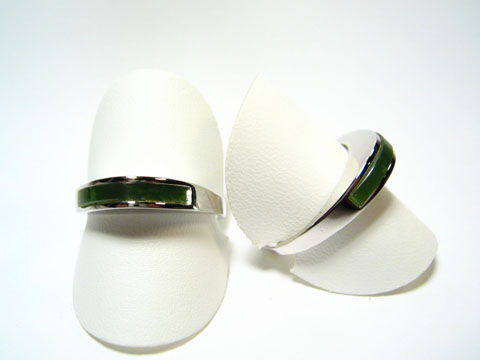 Silber Designer Ring rhodiniert mit einer grünen Jade, Hersteller Juwelier Harnisch, verstellbarer Ring, auf weißen Ringhaltern präsentiert, elegant und modern.