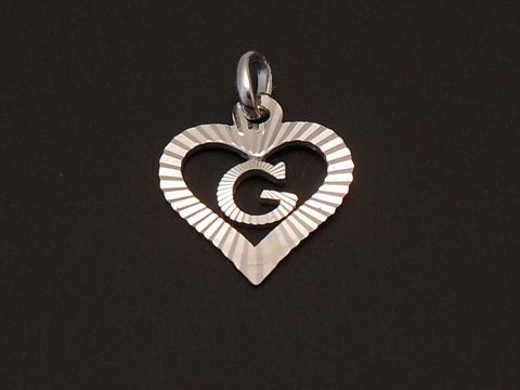 Herzförmiger Anhänger aus Sterling Silber rhodiniert mit eingeprägtem Buchstaben G, Hersteller Juwelier Harnisch, glänzende Oberfläche und dekorative Riffelung.