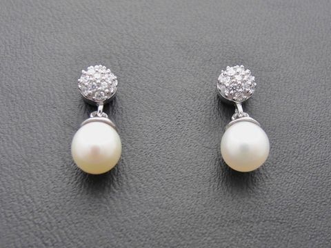 Silber Ohrstecker mit Kugel aus Zirkonia und Süßwasser Zuchtperle in Weiß, elegant und stilvoll, Hersteller Juwelier Harnisch, perfekte Perlen Ohrringe für besondere Anlässe.