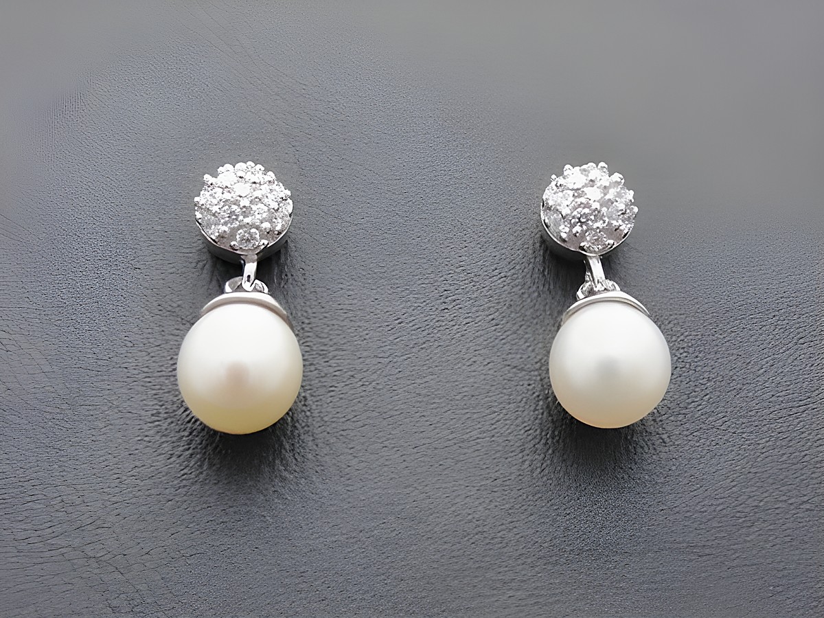 Silber Ohrstecker mit Kugel aus Zirkonia und Süßwasser Zuchtperle in Weiß, elegant und stilvoll, Hersteller Juwelier Harnisch, perfekte Perlen Ohrringe für besondere Anlässe.