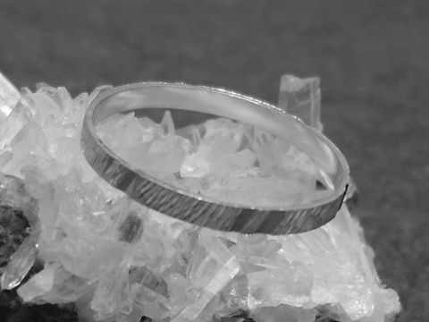 Silber Ring rhodiniert 2mm breit Größe 57 18,2mm auf Kristalluntergrund präsentiert, Hersteller Juwelier Harnisch, bis Größe 58 18,4 geeignet.