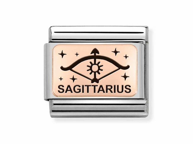 Edelstahl Roségold Charm von Nomination mit dem Sternzeichen Schütze, zeigt das Symbol des Schützen und den Schriftzug Sagittarius, umgeben von Sternen. Ideal für persönliche Armbänder.