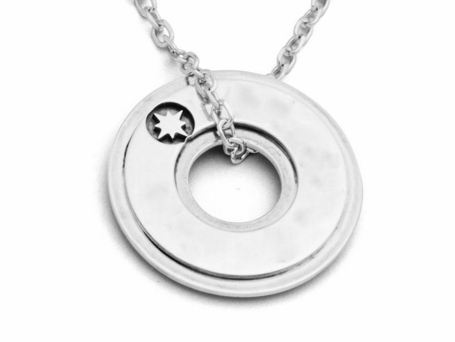 DUR Anhänger in Form eines Donuts aus rhodiniertem sterling Silber mit einem stilisierten Stern, an einer feinen Kette befestigt, individuell gestaltet, Koordinaten P3370.