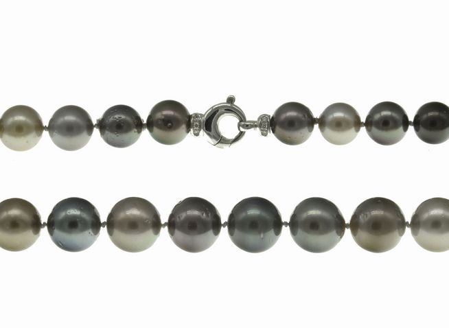 Perlenkette aus Tahiti-Perlen in Grautönen, Durchmesser 10-12,5 mm, Länge 45 cm, mit einem eleganten Verschluss, hergestellt von Juwelier Harnisch, bunt.