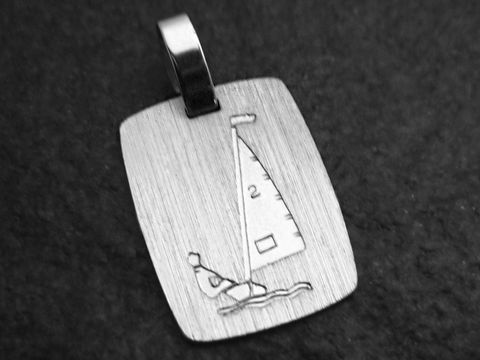 Silber Anhänger mit graviertem Segelboot und Regatta-Segel, ideal als Geschenk für Wassersportliebhaber und Segel-Sportler, Hersteller Juwelier Harnisch.