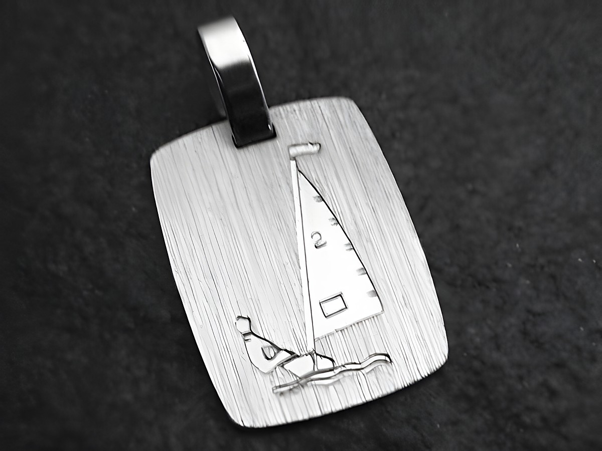 Silber Anhänger mit graviertem Segelboot und Regatta-Segel, ideal als Geschenk für Wassersportliebhaber und Segel-Sportler, Hersteller Juwelier Harnisch.