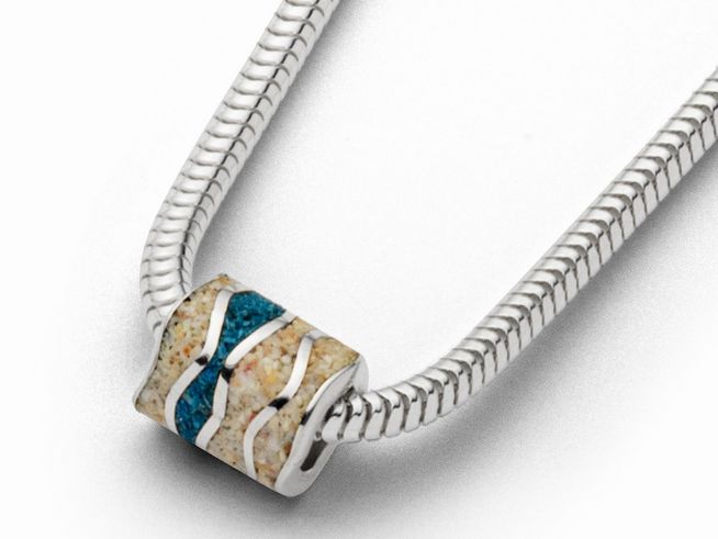 DUR Kette Strandwellen K2514 aus Sterling Silber mit einem dekorativen Element in Sand- und Blau-Tönen, das Wellenmuster darstellt, Länge 50 cm.