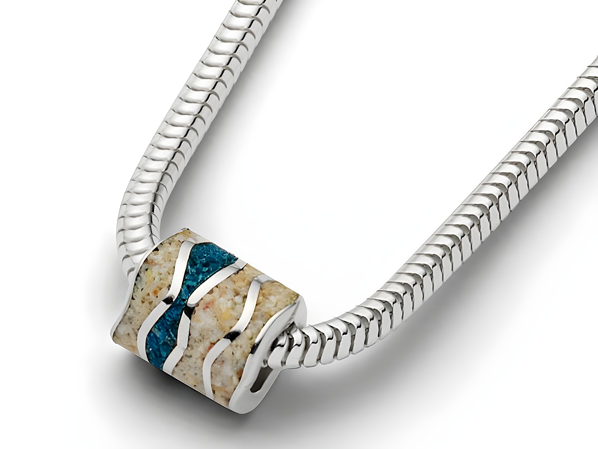 DUR Kette Strandwellen K2514 aus Sterling Silber mit einem dekorativen Element in Sand- und Blau-Tönen, das Wellenmuster darstellt, Länge 50 cm.