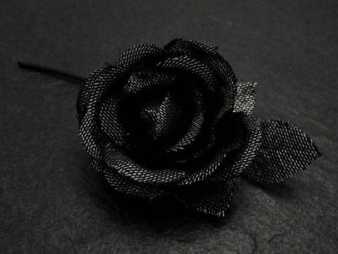 Geheimnisvoller Haarschmuck in Form einer Brosche mit einer anthrazitsilbernen Glitter-Rose, hergestellt von Juwelier Harnisch, ideal für besondere Anlässe.
