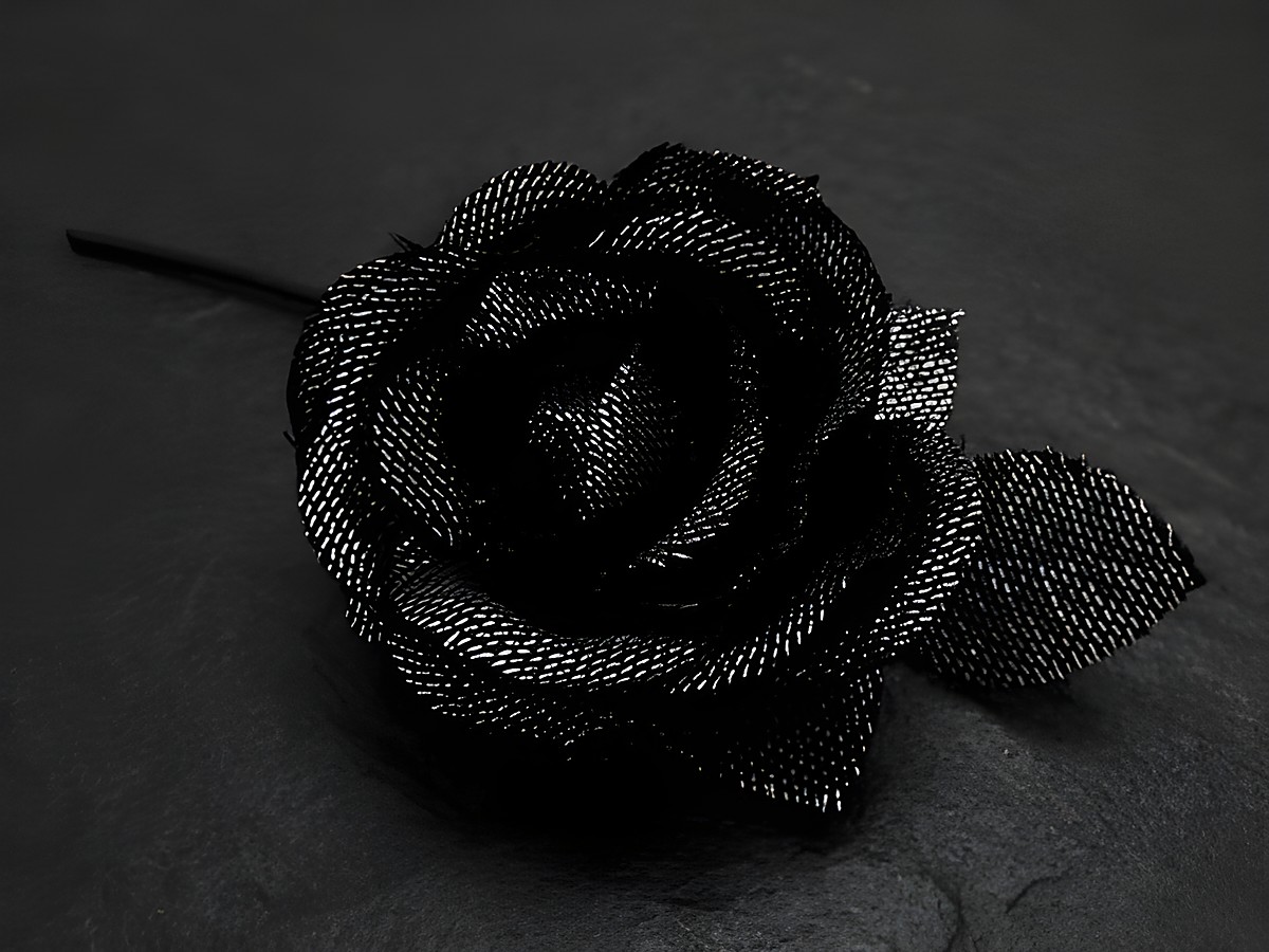 Geheimnisvoller Haarschmuck in Form einer Brosche mit einer anthrazitsilbernen Glitter-Rose, hergestellt von Juwelier Harnisch, ideal für besondere Anlässe.