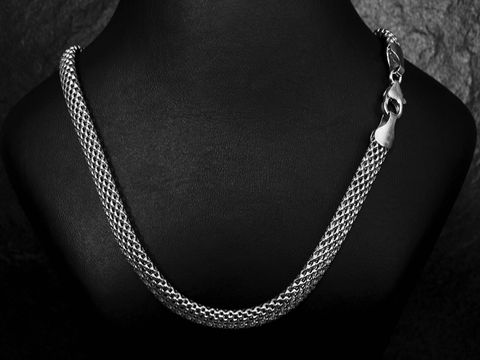 Silber Kette aus Geflecht, rhodiniert und hochwertig, Länge 45 cm, Hersteller Juwelier Harnisch, zeigt elegantes Design und diverse Kettenmuster, ideal für stilvolle Akzente.