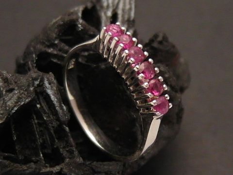 Weißgoldring anmutig aus Weißgold 585 mit Rubinbesatz in Größe 53,5, Hersteller: Juwelier Harnisch, bis Größe 54/17,5. Der Ring besticht durch sein elegantes Design und die strahlenden Rubine.