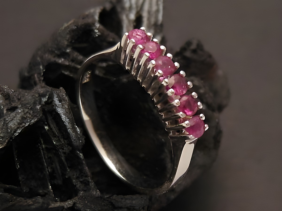 Weißgoldring anmutig aus Weißgold 585 mit Rubinbesatz in Größe 53,5, Hersteller: Juwelier Harnisch, bis Größe 54/17,5. Der Ring besticht durch sein elegantes Design und die strahlenden Rubine.