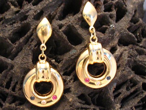 Ohrringe Gold Ohrhänger Rubin und Safir mit Zirkonia, funkelnde Steine in einem eleganten Design, hergestellt von Juwelier Harnisch, ideal für besondere Anlässe.