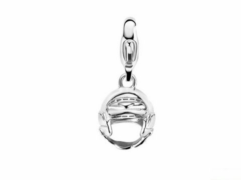 Silberner Charm von Ti Sento, Modell Be Safe 8261SI, in der Form eines Helmes, ideal für Armketten oder Schmuckdesign, glänzende Oberfläche, elegant und modern.