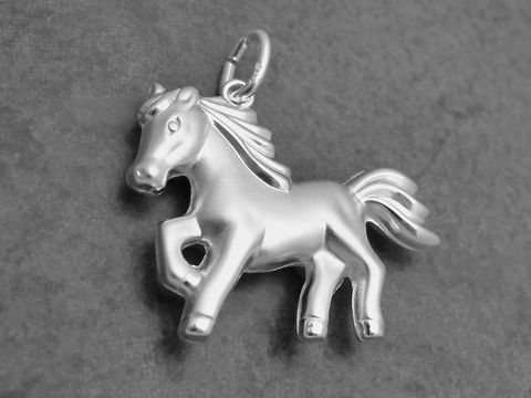 Silber Anhänger in Form eines Pferdes, tierisch und teilmattiert, vom Hersteller Juwelier Harnisch, ideal für Tierliebhaber und als modisches Accessoire.