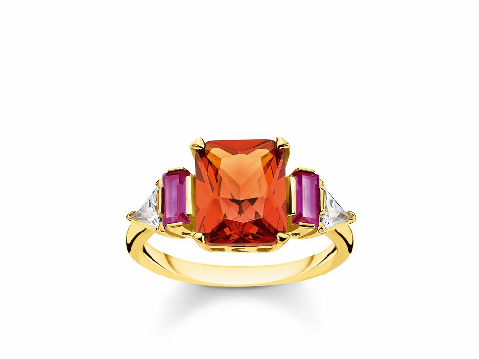 Thomas Sabo Ring TR2262-488-7-56 aus sterling Silber, vergoldet in Gelbgold, mit mehrfarbigen Zirkonia-Steinen, Größe 56, präsentiert einen auffälligen orangefarbenen Hauptstein und zwei seitliche Steine.