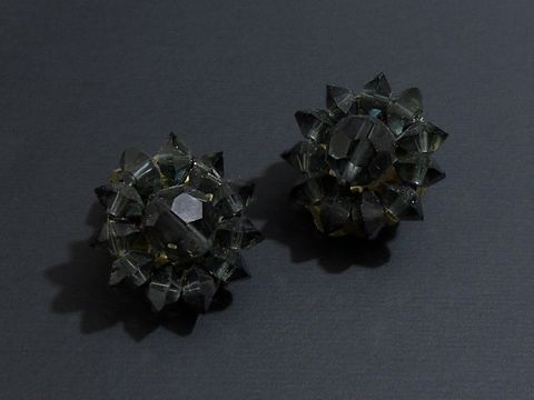 Strass Ohrclips - weiblich - GRAU - goldfarben, Hersteller: Juwelier Harnisch, elegante Ohrstecker mit funkelnden Strass-Steinen in grauer Tönung, ideal für besondere Anlässe.