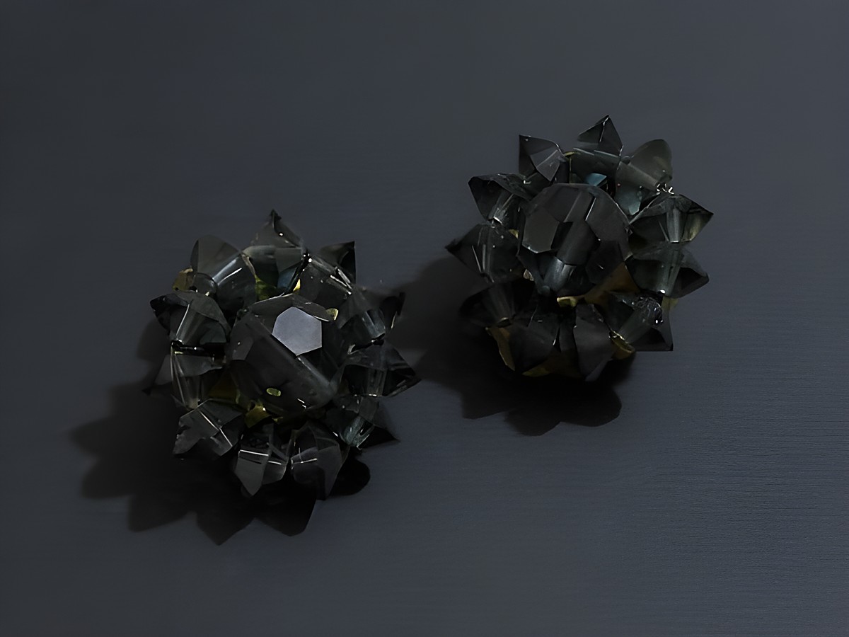 Strass Ohrclips - weiblich - GRAU - goldfarben, Hersteller: Juwelier Harnisch, elegante Ohrstecker mit funkelnden Strass-Steinen in grauer Tönung, ideal für besondere Anlässe.