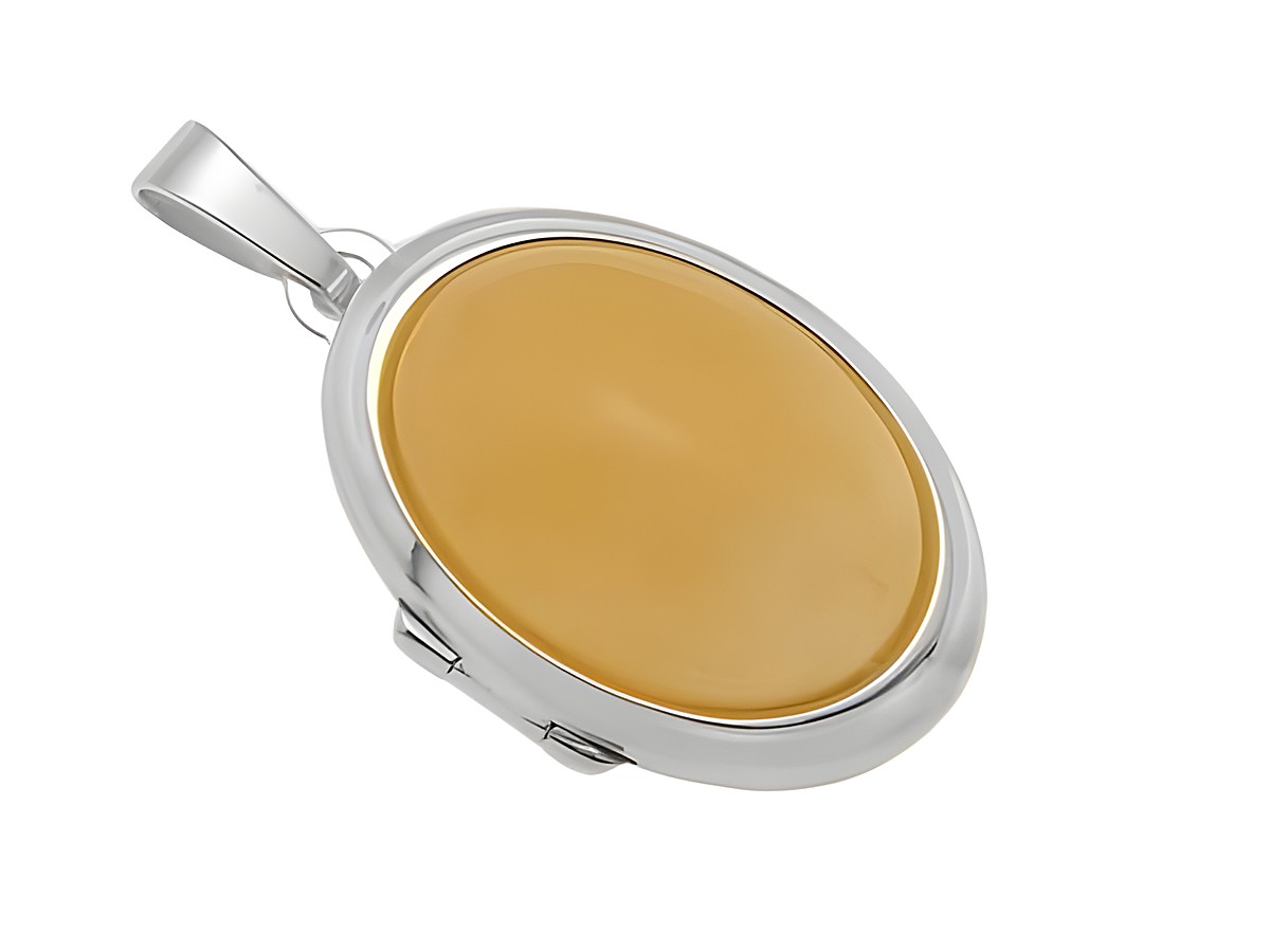Aragonite Cabochon in ovaler Form, umgeben von einem eleganten Weißgold 585 Medaillon, hergestellt von Juwelier Harnisch, zeitloses Schmuckstück für besondere Anlässe.