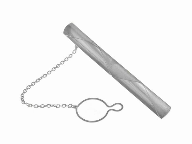 Krawattenklammer mit Knopfkette aus teilmattiertem Sterling Silber mit außergewöhnlichem Design, hergestellt von Juwelier Harnisch, ideal für elegante Anlässe.