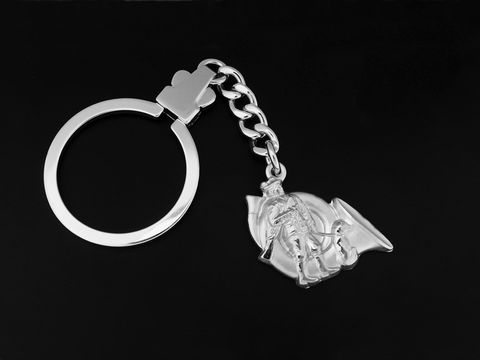 Schlüsselanhänger in Form eines Jägers mit Jagdhorn aus rhodiniertem Sterling Silber, hergestellt von Juwelier Harnisch, ideal als Geschenkidee.