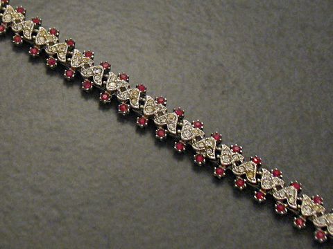 Strass Armband in rot und silberfarben, 17 cm lang, bezauberndes Design von Juwelier Harnisch, ideal für Schmuckliebhaber, elegant und stilvoll, perfekte Ergänzung für jedes Outfit.