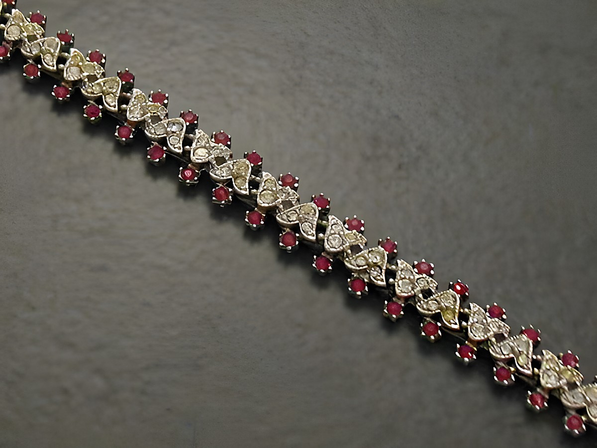 Strass Armband in rot und silberfarben, 17 cm lang, bezauberndes Design von Juwelier Harnisch, ideal für Schmuckliebhaber, elegant und stilvoll, perfekte Ergänzung für jedes Outfit.
