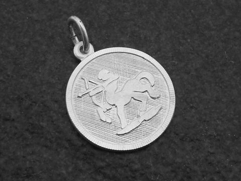 31422-0 Runder 3D Silber Anhänger mit dem Sternzeichen Schütze, hergestellt von Juwelier Harnisch, zeigt eine filigrane Darstellung des Schützen auf strukturiertem Hintergrund.