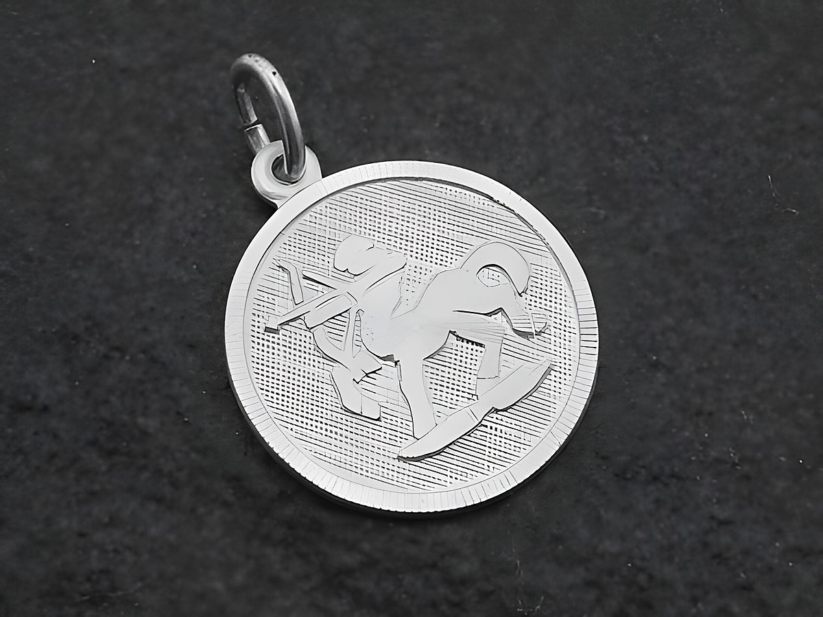 Runder 3D Silber Anhänger mit dem Sternzeichen Schütze, hergestellt von Juwelier Harnisch, zeigt eine filigrane Darstellung des Schützen auf strukturiertem Hintergrund.
