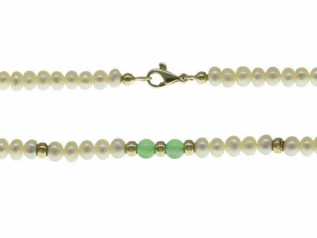 Perlenkette aus Süßwasser-Zuchtperlen mit Chrysopras in Weiß und Grün, Durchmesser 5-5,5 mm, Länge 46 cm, gefertigt von Juwelier Harnisch, mit dekorativen Steinen und Silberverschluss.