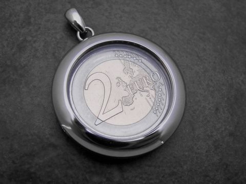 Medaillon aus Edelstahl, sichtbar und transparent, mit einer 2-Euro-Münze eingelegt. Hersteller: Juwelier Harnisch, Medaillons aus Edelstahl.